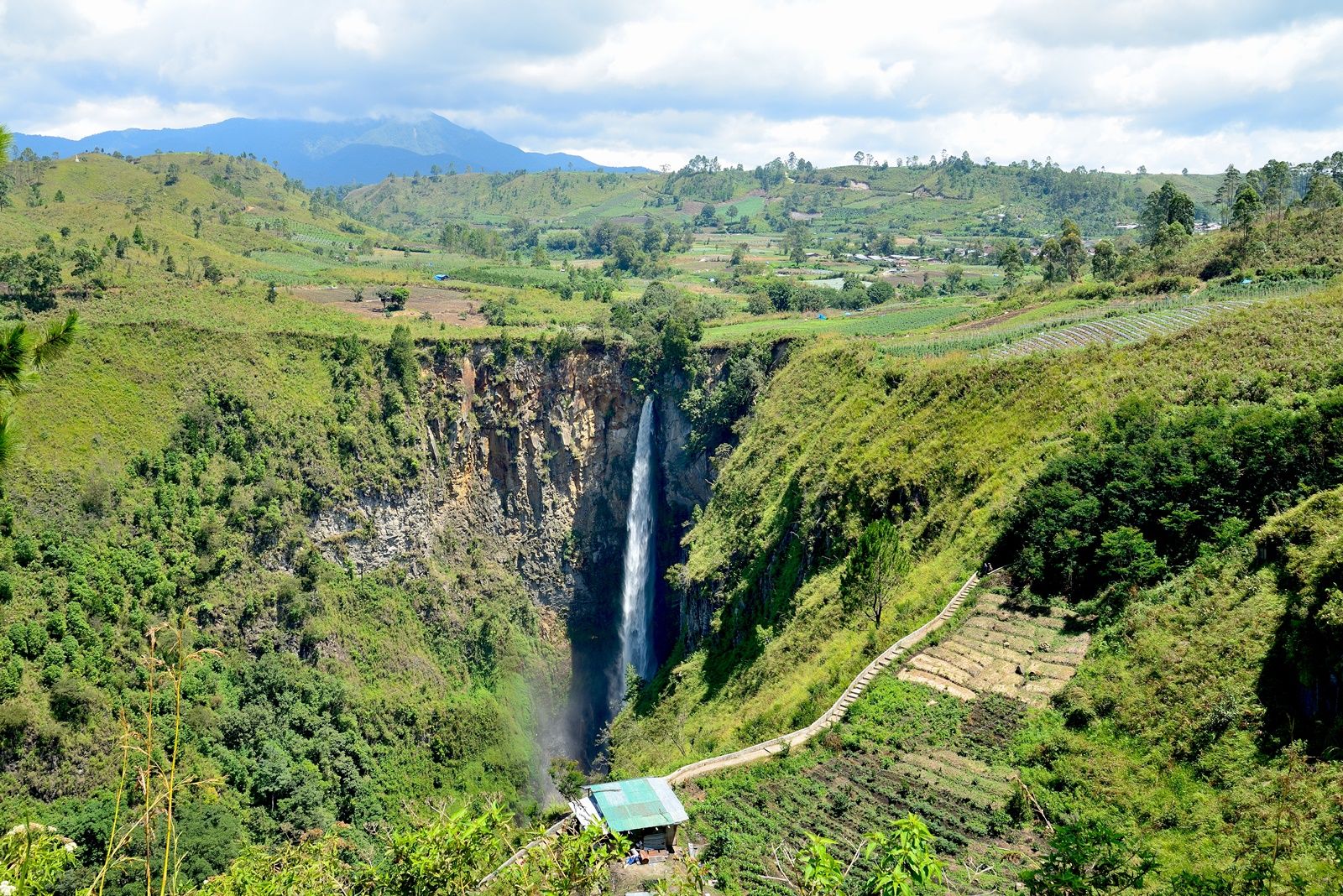 https://mdw-travel-data-us-east-1.s3.amazonaws.com/img/country/Indonesia/Sipisopiso-Waterfall/img_01.jpg