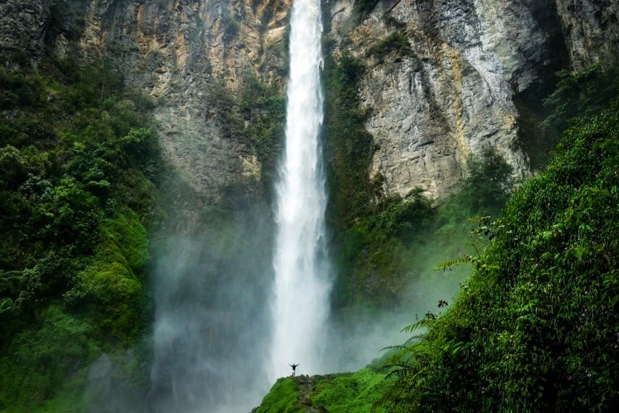 https://mdw-travel-data-us-east-1.s3.amazonaws.com/img/country/Indonesia/Sipisopiso-Waterfall/img_02.jpg