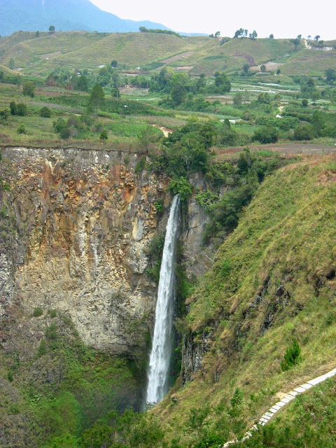 https://mdw-travel-data-us-east-1.s3.amazonaws.com/img/country/Indonesia/Sipisopiso-Waterfall/img_03.jpg