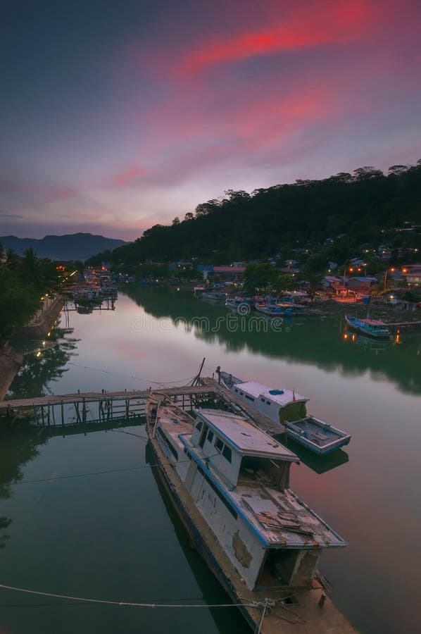https://mdw-travel-data-us-east-1.s3.amazonaws.com/img/country/Indonesia/Siti-Nurbaya-Bridge/img_02.jpg