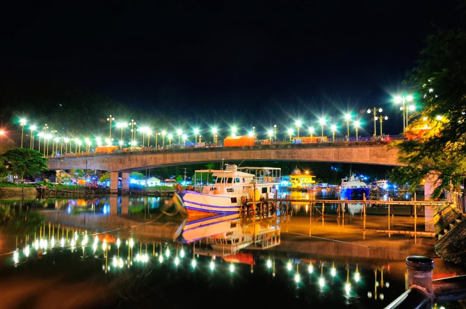 https://mdw-travel-data-us-east-1.s3.amazonaws.com/img/country/Indonesia/Siti-Nurbaya-Bridge/img_03.jpg