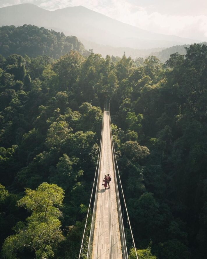 https://mdw-travel-data-us-east-1.s3.amazonaws.com/img/country/Indonesia/Situ-Gunung-Suspension-Bridge/img_01.jpg