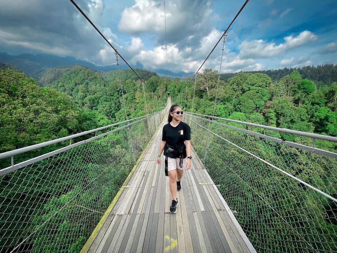 https://mdw-travel-data-us-east-1.s3.amazonaws.com/img/country/Indonesia/Situ-Gunung-Suspension-Bridge/img_03.jpg