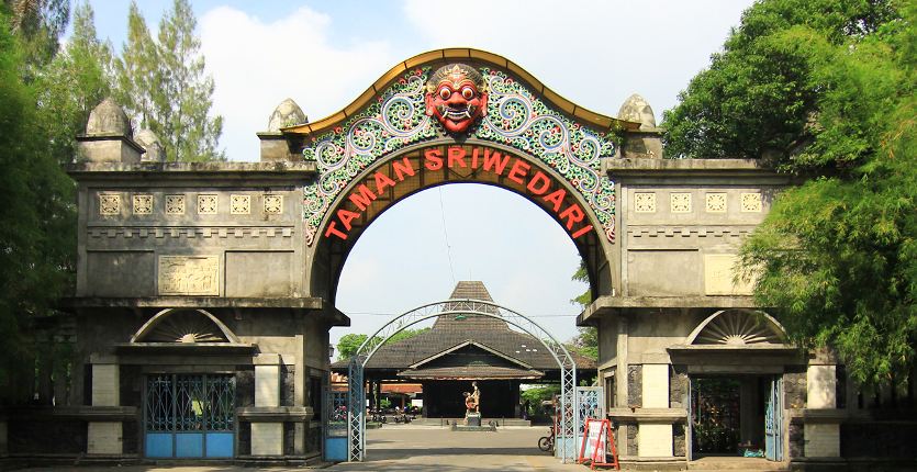 https://mdw-travel-data-us-east-1.s3.amazonaws.com/img/country/Indonesia/Sriwedari-Park/img_00.jpg