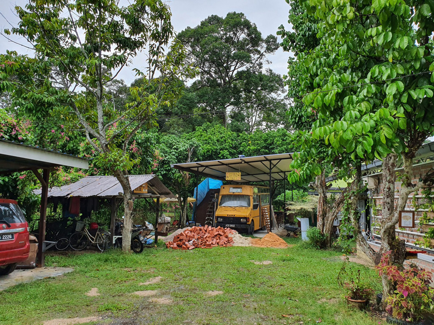https://mdw-travel-data-us-east-1.s3.amazonaws.com/img/country/Indonesia/Stingless-Bee-Farm/img_01.jpg