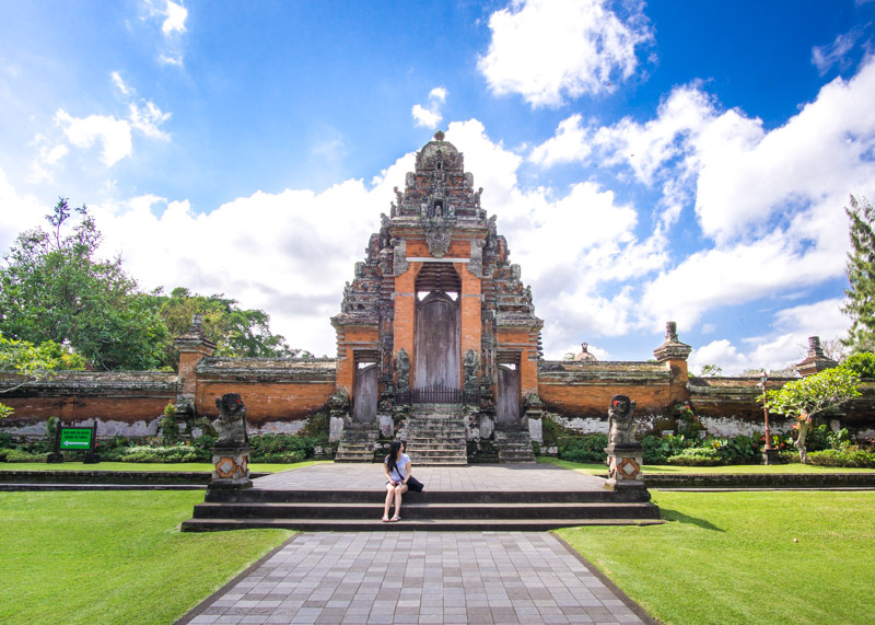 https://mdw-travel-data-us-east-1.s3.amazonaws.com/img/country/Indonesia/Sukawati-Art-Market/img_00.jpg