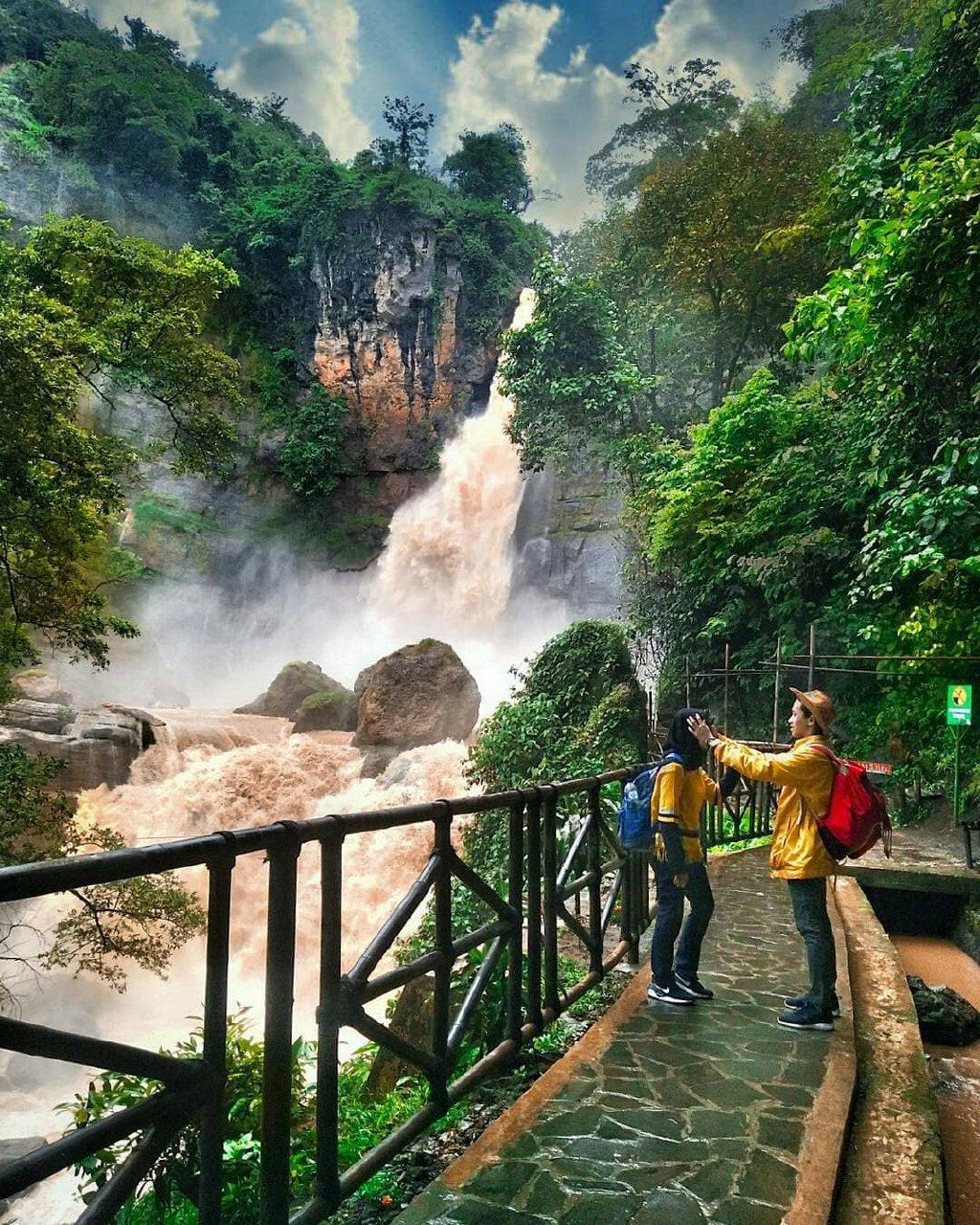 https://mdw-travel-data-us-east-1.s3.amazonaws.com/img/country/Indonesia/Sukur-Cicurug-Waterfall/img_02.jpg