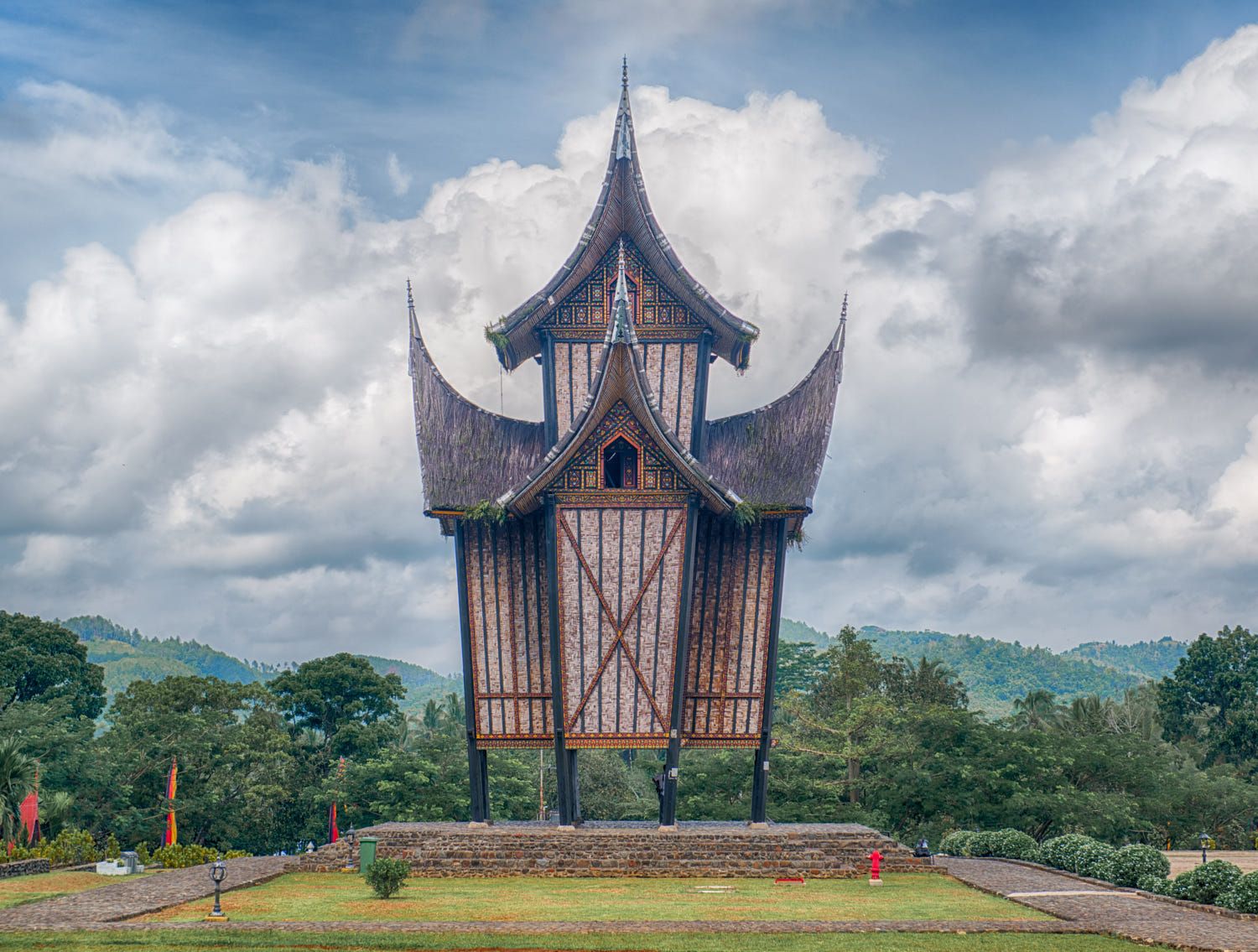 https://mdw-travel-data-us-east-1.s3.amazonaws.com/img/country/Indonesia/Sultans-Palace/img_01.jpg