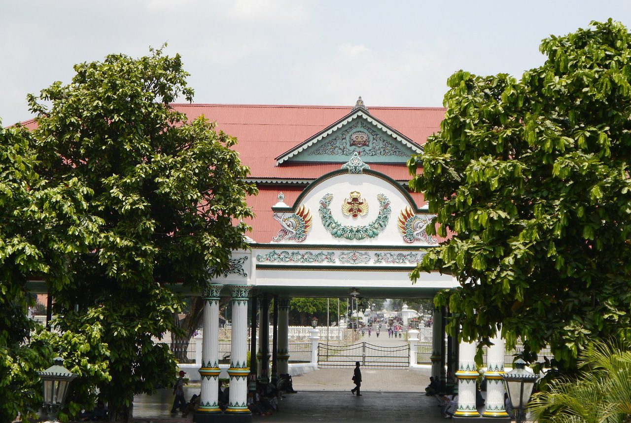 https://mdw-travel-data-us-east-1.s3.amazonaws.com/img/country/Indonesia/Sultans-Palace/img_02.jpg
