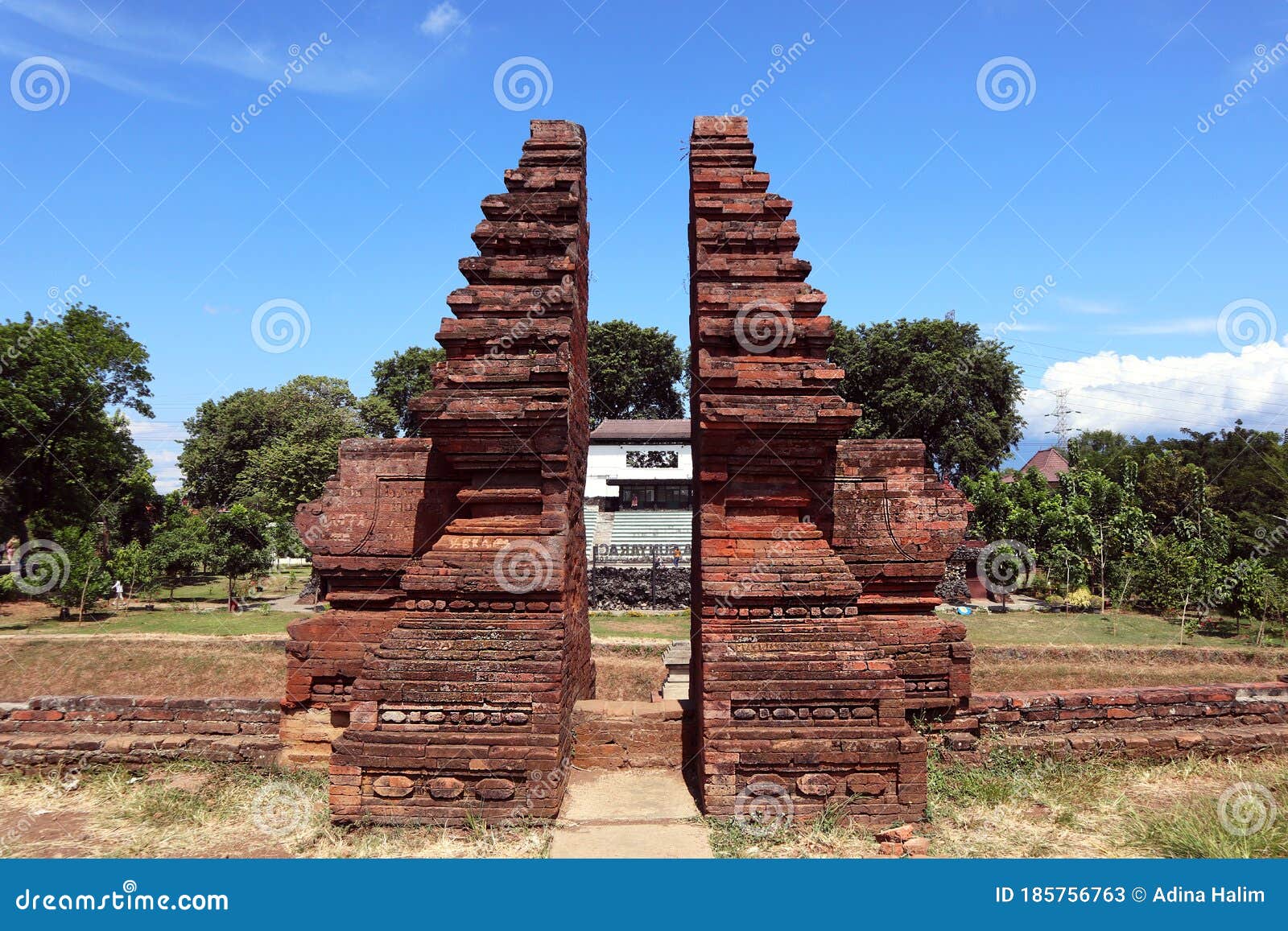 https://mdw-travel-data-us-east-1.s3.amazonaws.com/img/country/Indonesia/Sunyaragi-Cave/img_01.jpg