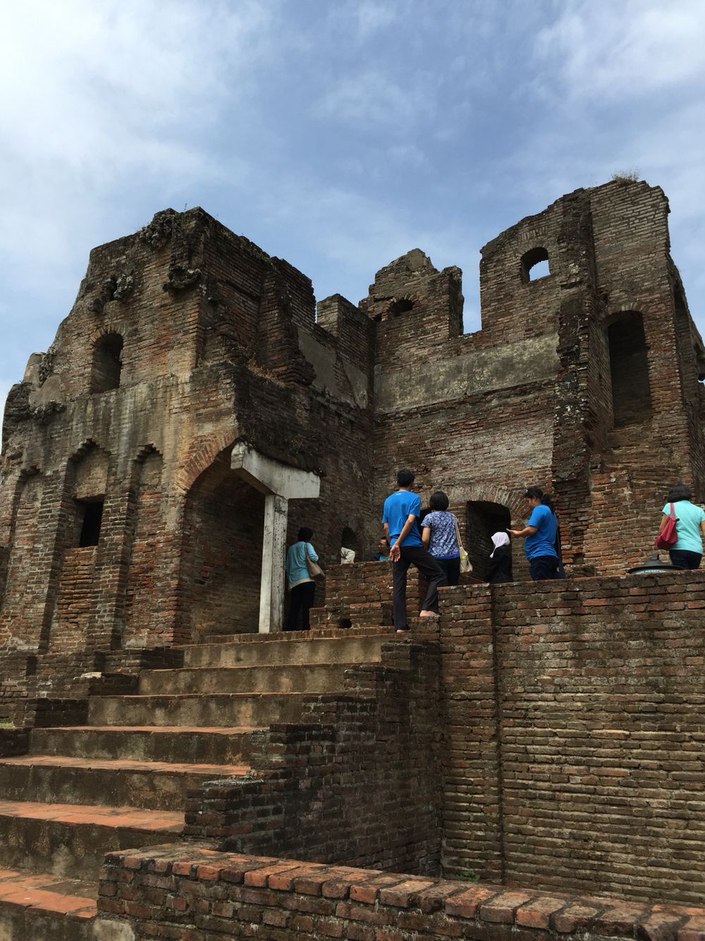 https://mdw-travel-data-us-east-1.s3.amazonaws.com/img/country/Indonesia/Sunyaragi-Cave/img_03.jpg