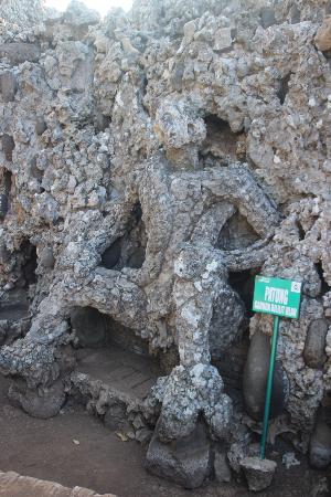 https://mdw-travel-data-us-east-1.s3.amazonaws.com/img/country/Indonesia/Sunyaragi-Cave/img_04.jpg