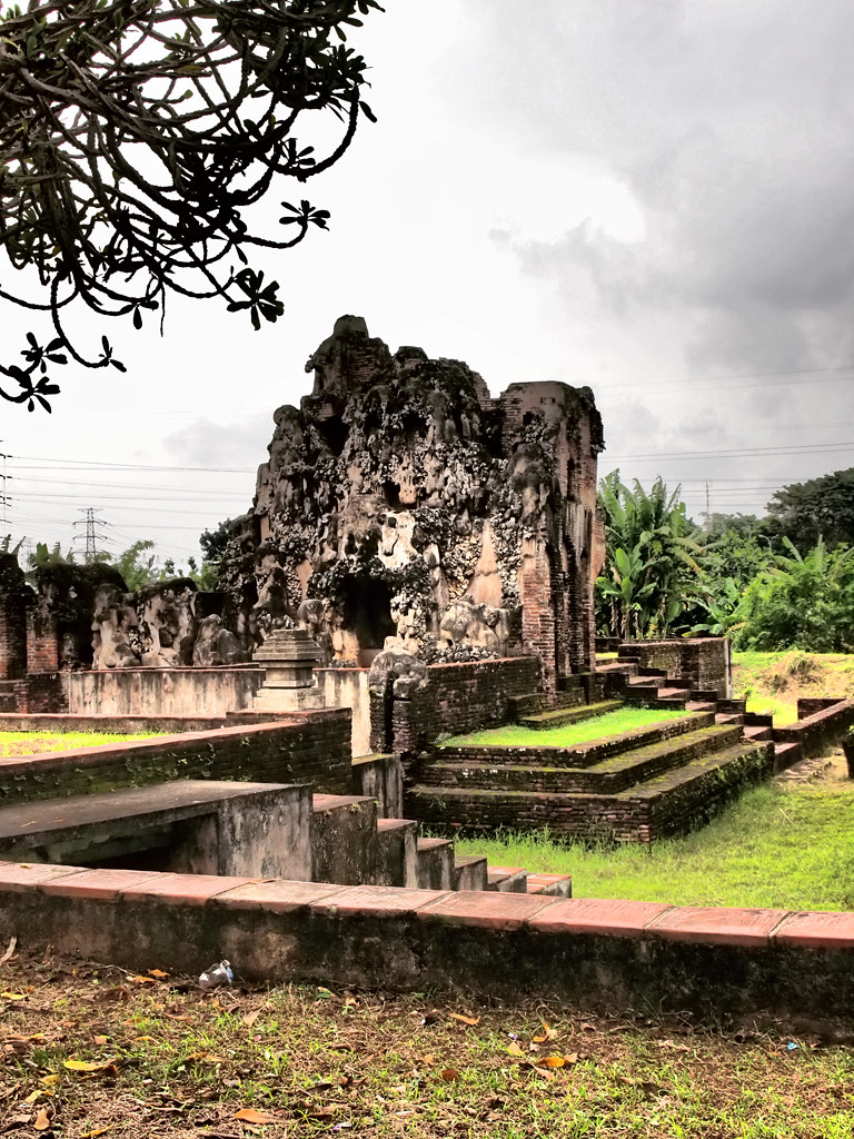 https://mdw-travel-data-us-east-1.s3.amazonaws.com/img/country/Indonesia/Sunyaragi-Cave/img_05.jpg