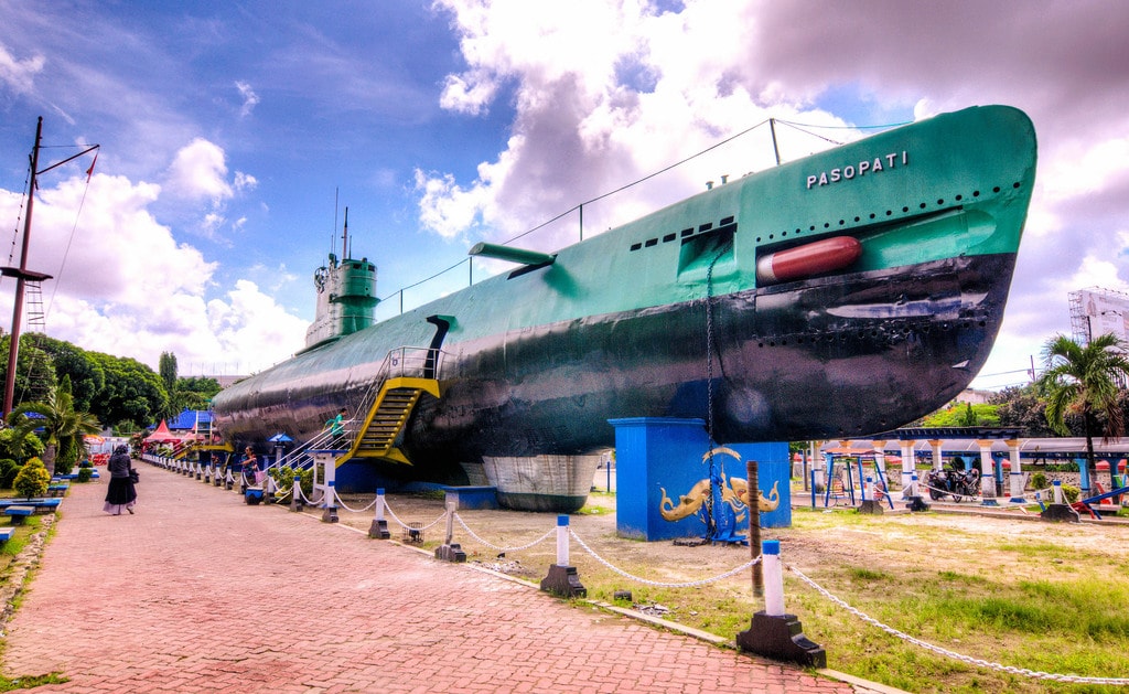 https://mdw-travel-data-us-east-1.s3.amazonaws.com/img/country/Indonesia/Surabaya-Submarine-Monument/img_01.jpg