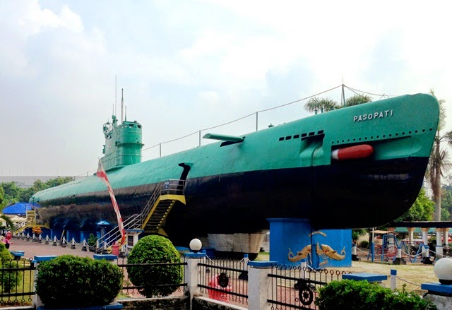 https://mdw-travel-data-us-east-1.s3.amazonaws.com/img/country/Indonesia/Surabaya-Submarine-Monument/img_02.jpg