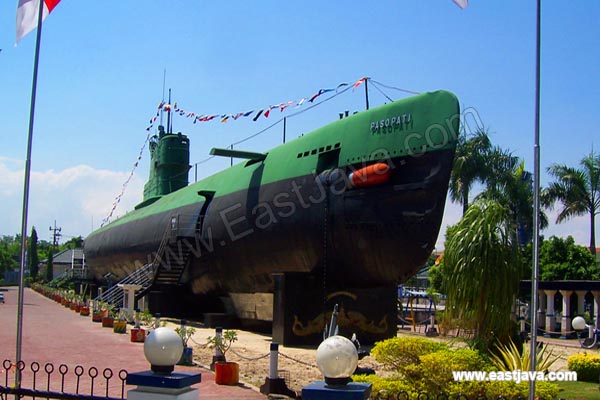 https://mdw-travel-data-us-east-1.s3.amazonaws.com/img/country/Indonesia/Surabaya-Submarine-Monument/img_03.jpg