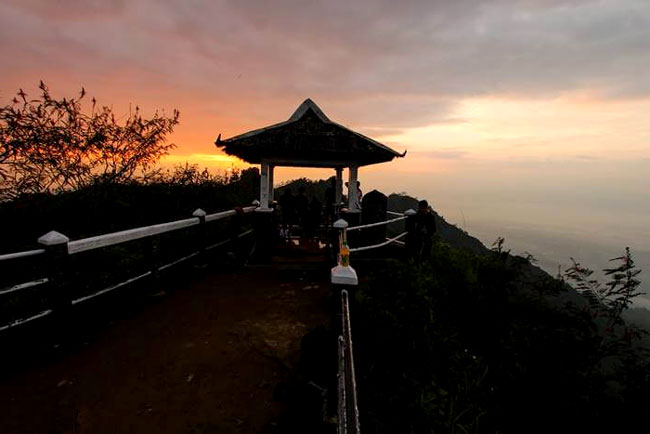https://mdw-travel-data-us-east-1.s3.amazonaws.com/img/country/Indonesia/Suroloyo-Peak/img_02.jpg