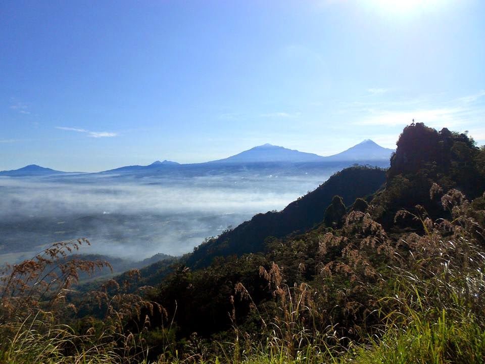 https://mdw-travel-data-us-east-1.s3.amazonaws.com/img/country/Indonesia/Suroloyo-Peak/img_05.jpg