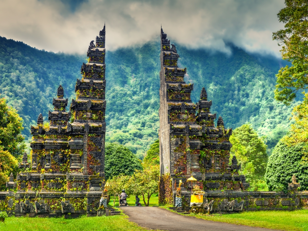 https://mdw-travel-data-us-east-1.s3.amazonaws.com/img/country/Indonesia/TIS-Square/img_02.jpg