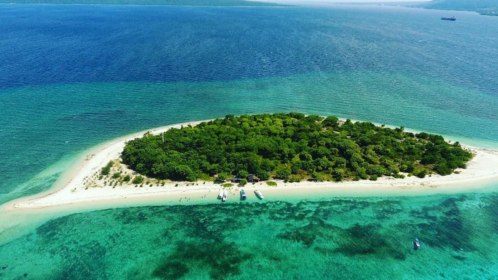 https://mdw-travel-data-us-east-1.s3.amazonaws.com/img/country/Indonesia/Tabuhan-Island-Pulau-Tabuhan/img_00.jpg