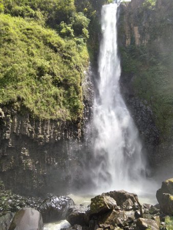 https://mdw-travel-data-us-east-1.s3.amazonaws.com/img/country/Indonesia/Takapala-Waterfall/img_03.jpg