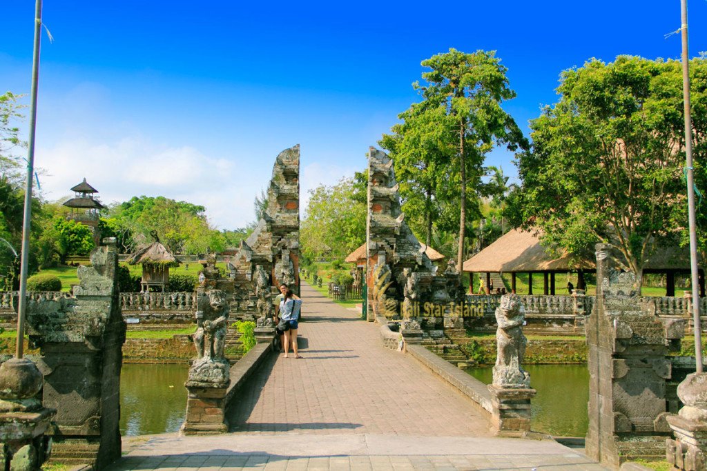 https://mdw-travel-data-us-east-1.s3.amazonaws.com/img/country/Indonesia/Taman-Ayun-Temple/img_01.jpg