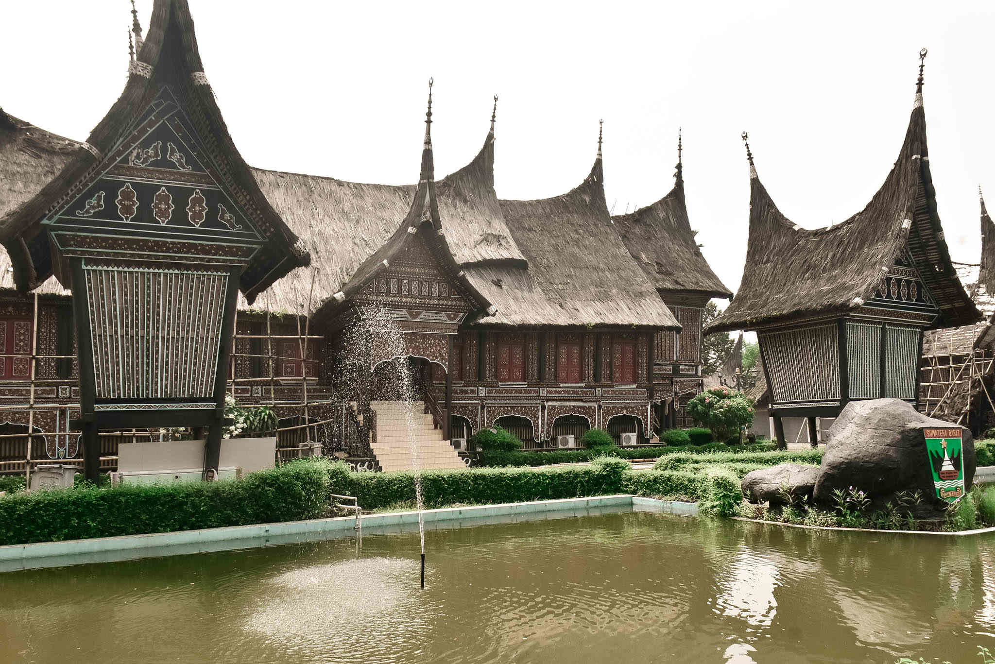 https://mdw-travel-data-us-east-1.s3.amazonaws.com/img/country/Indonesia/Taman-BMW/img_03.jpg