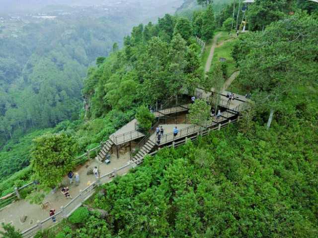 https://mdw-travel-data-us-east-1.s3.amazonaws.com/img/country/Indonesia/Taman-Hutan-Raya-Ir-H-Djuanda/img_03.jpg