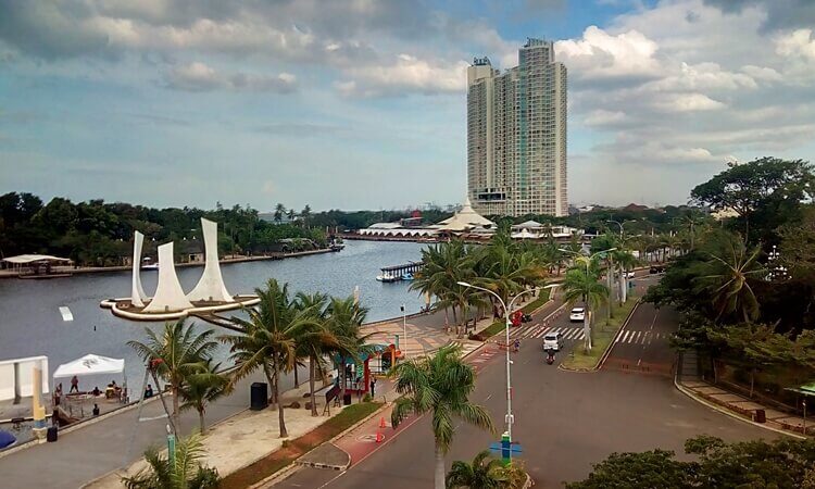 https://mdw-travel-data-us-east-1.s3.amazonaws.com/img/country/Indonesia/Taman-Impian-Jaya-Ancol/img_02.jpg