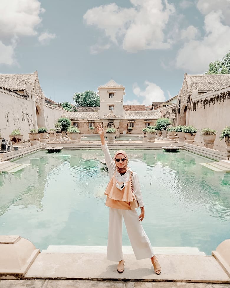https://mdw-travel-data-us-east-1.s3.amazonaws.com/img/country/Indonesia/Taman-Sari-Water-Castle/img_01.jpg