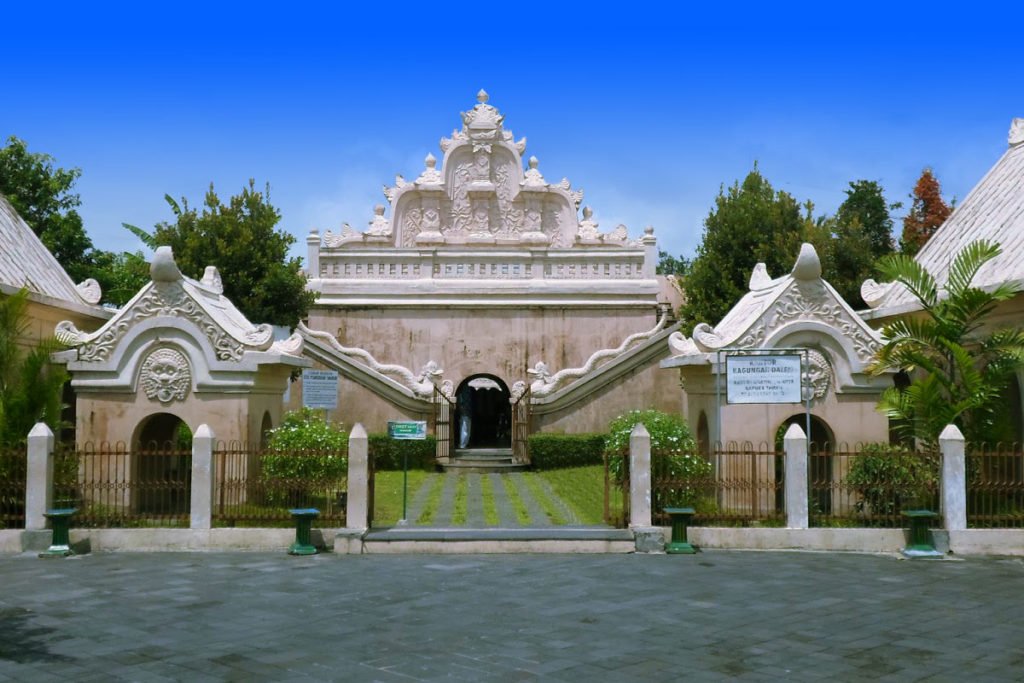 https://mdw-travel-data-us-east-1.s3.amazonaws.com/img/country/Indonesia/Taman-Sari/img_01.jpg