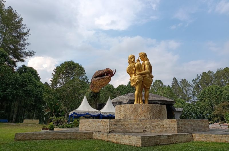 https://mdw-travel-data-us-east-1.s3.amazonaws.com/img/country/Indonesia/Taman-Wisata-Iman/img_03.jpg