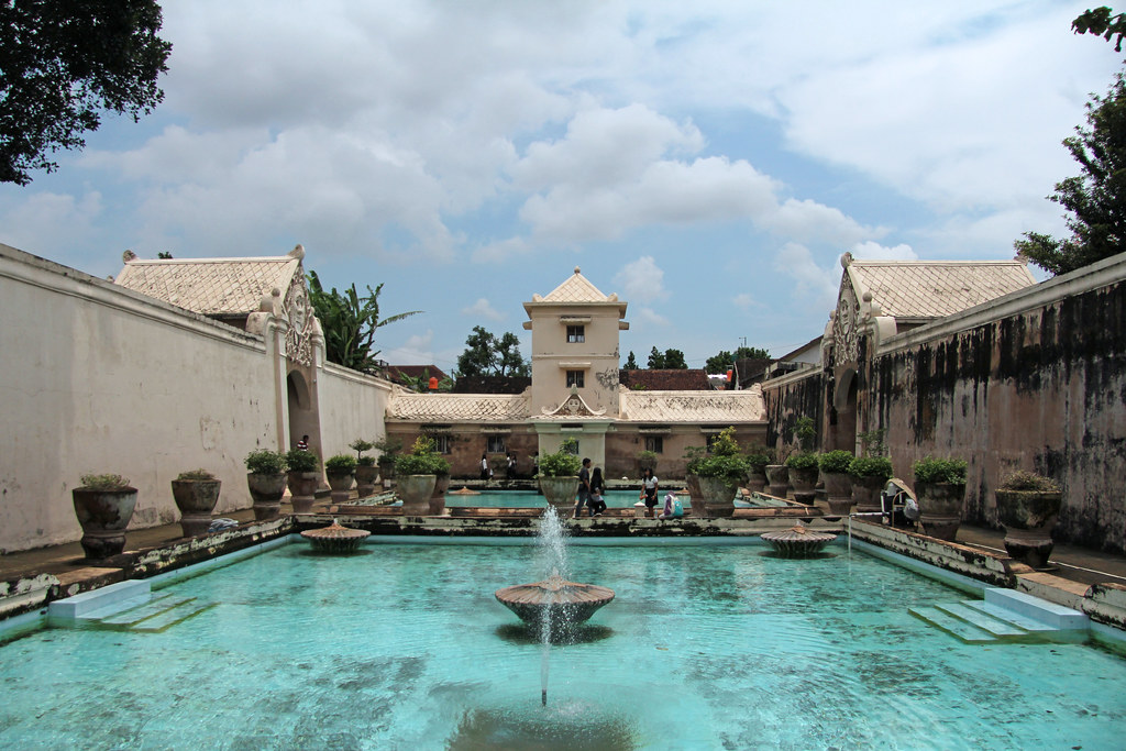 https://mdw-travel-data-us-east-1.s3.amazonaws.com/img/country/Indonesia/Tamansari-Bunderan-HI/img_03.jpg