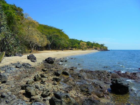 https://mdw-travel-data-us-east-1.s3.amazonaws.com/img/country/Indonesia/Tampora-Beach/img_02.jpg
