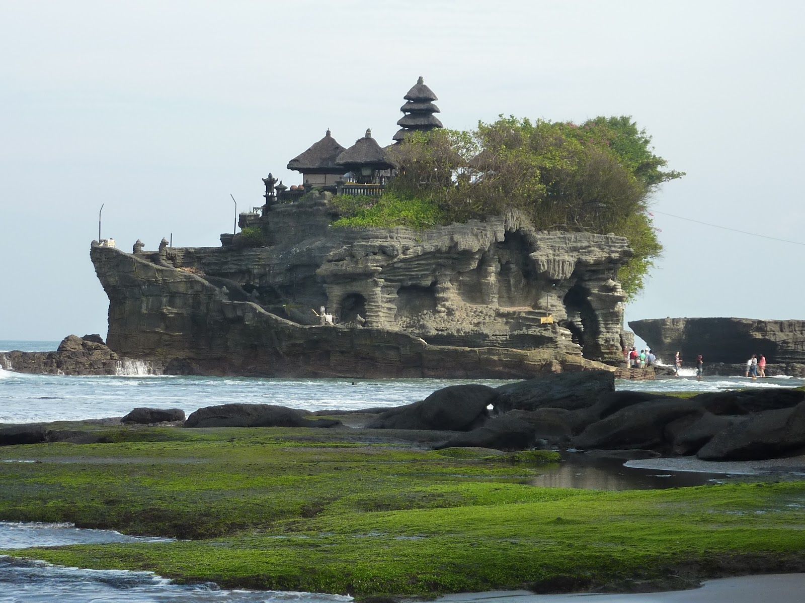 https://mdw-travel-data-us-east-1.s3.amazonaws.com/img/country/Indonesia/Tanah-Lot-Temple/img_03.jpg