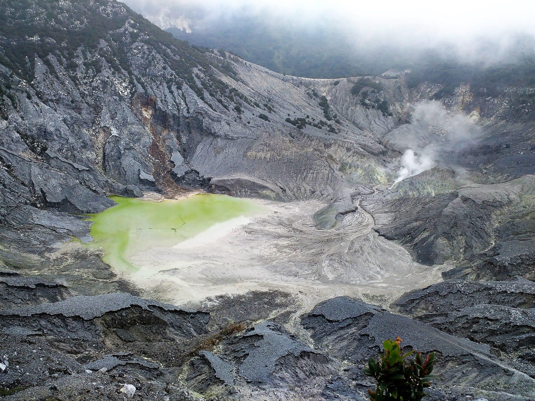 https://mdw-travel-data-us-east-1.s3.amazonaws.com/img/country/Indonesia/Tangkuban-Perahu-Volcano/img_01.jpg