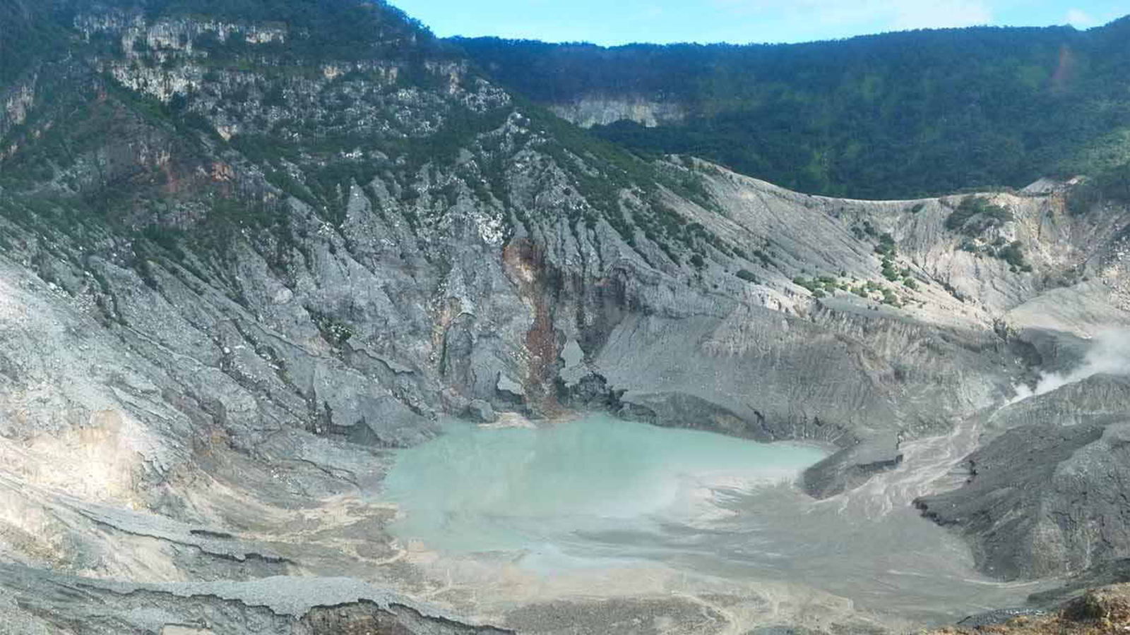 https://mdw-travel-data-us-east-1.s3.amazonaws.com/img/country/Indonesia/Tangkuban-Perahu-Volcano/img_02.jpg