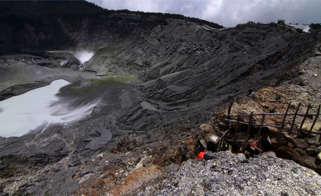 https://mdw-travel-data-us-east-1.s3.amazonaws.com/img/country/Indonesia/Tangkuban-Perahu-Volcano/img_03.jpg
