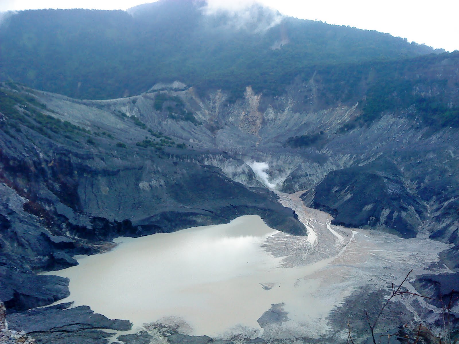 https://mdw-travel-data-us-east-1.s3.amazonaws.com/img/country/Indonesia/Tangkuban-Perahu/img_00.jpg