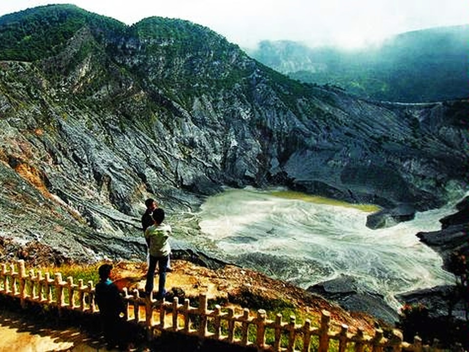 https://mdw-travel-data-us-east-1.s3.amazonaws.com/img/country/Indonesia/Tangkuban-Perahu/img_01.jpg
