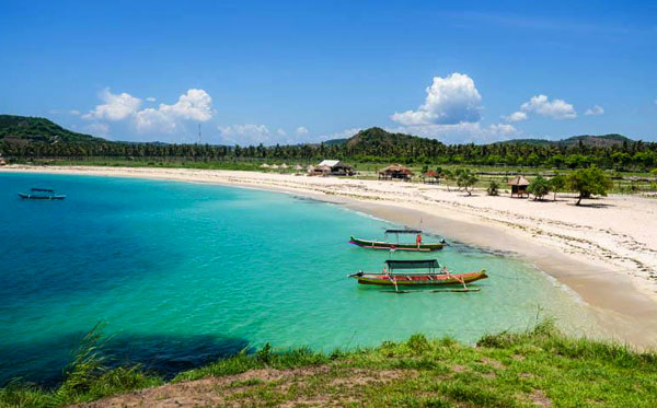 https://mdw-travel-data-us-east-1.s3.amazonaws.com/img/country/Indonesia/Tanjung-Aan-Beach/img_01.jpg