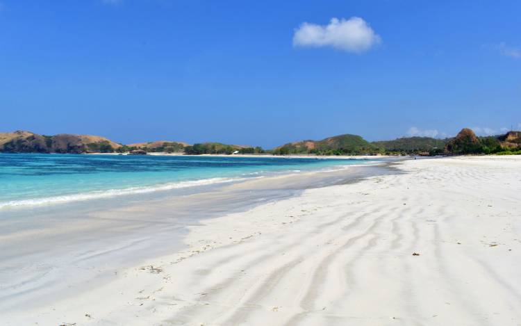 https://mdw-travel-data-us-east-1.s3.amazonaws.com/img/country/Indonesia/Tanjung-Aan-Beach/img_02.jpg