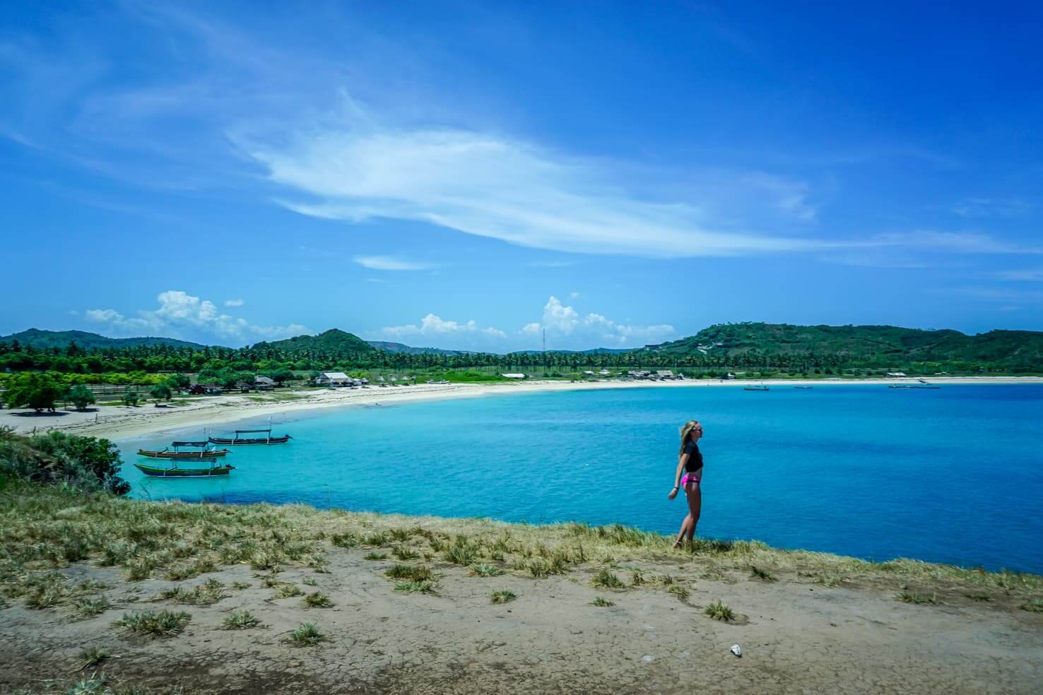 https://mdw-travel-data-us-east-1.s3.amazonaws.com/img/country/Indonesia/Tanjung-Aan-Beach/img_03.jpg