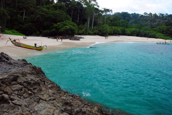 https://mdw-travel-data-us-east-1.s3.amazonaws.com/img/country/Indonesia/Teluk-Hijau--Green-Bay-/img_01.jpg
