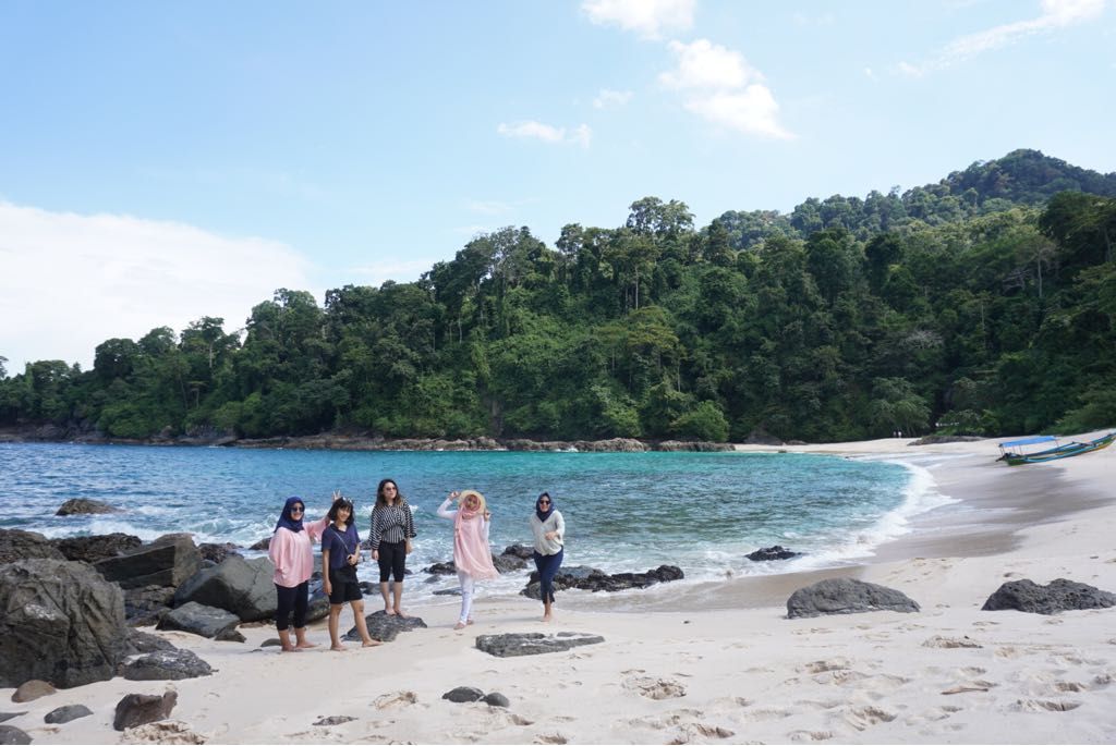 https://mdw-travel-data-us-east-1.s3.amazonaws.com/img/country/Indonesia/Teluk-Hijau--Green-Bay-/img_02.jpg