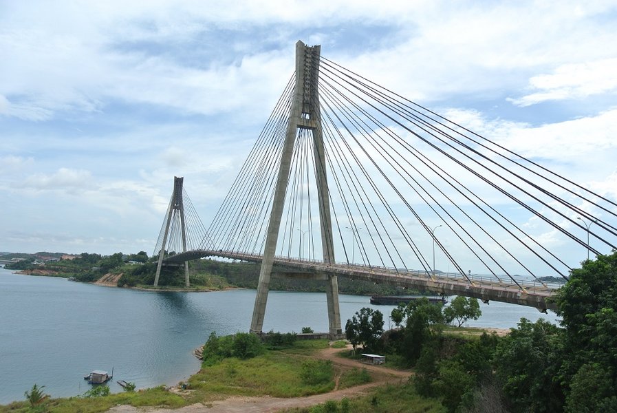 https://mdw-travel-data-us-east-1.s3.amazonaws.com/img/country/Indonesia/Tengku-Fisabilillah-Monument/img_02.jpg