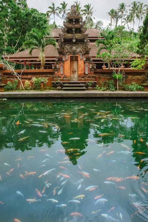 https://mdw-travel-data-us-east-1.s3.amazonaws.com/img/country/Indonesia/Tirta-Empul-Temple/img_03.jpg