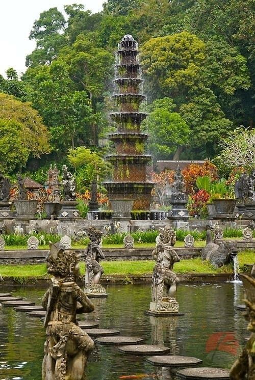 https://mdw-travel-data-us-east-1.s3.amazonaws.com/img/country/Indonesia/Tirta-Gangga/img_01.jpg