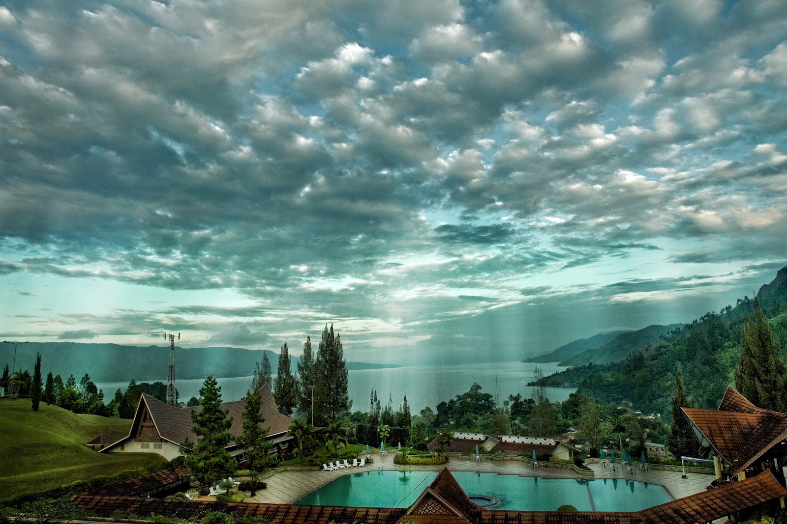 https://mdw-travel-data-us-east-1.s3.amazonaws.com/img/country/Indonesia/Toba-Lake/img_01.jpg