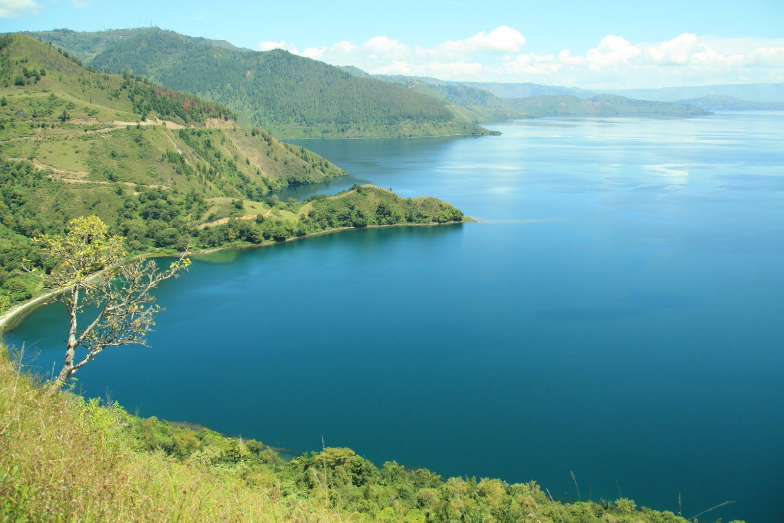 https://mdw-travel-data-us-east-1.s3.amazonaws.com/img/country/Indonesia/Toba-Lake/img_03.jpg